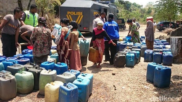 Polisi Terjunkan Water Cannon untuk Suplai Air Bersih