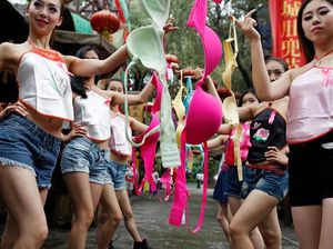No Bra Day yang Tak Jelas Asal Usulnya