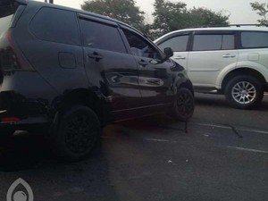 Avanza Hitam Melintang di KM 6 Tol Pondok Gede, Lalin Padat