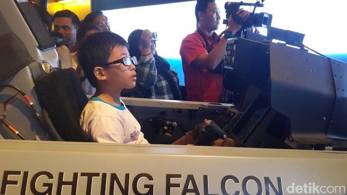 Sensasi Simulasi Terbangkan Jet Tempur F-16 Viper