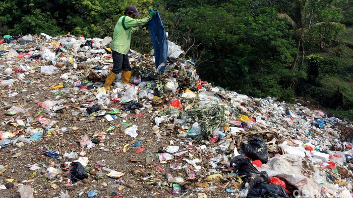 Tumpukan sampah yang menimbulkan bau tak sedap tampak tercium di sebuah Tempat Pembuangan Sementara (TPS). TPS tersebut merupakan TPS liar yang terletak di daerah Limo, Cinere, Jawa Barat.