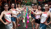 Para wanita ini tidak malu untuk memperlihatkan bra mereka. Kampanye ini juga bertujuan untuk meningkatkan kewaspadaan terkait faktor risiko kanker payudara. (Foto: ChinaFotoPress)