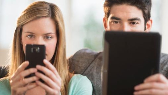 USA, New Jersey, Jersey City, Couple using tablet pc and smartphone