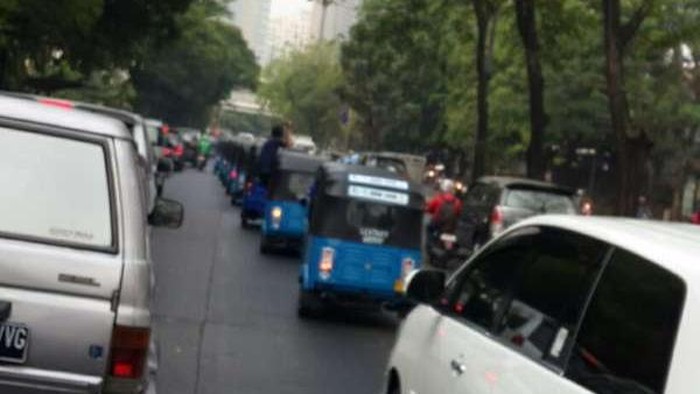 Unik! Voorijder Kawal Rombongan Bajaj di Kawasan Simprug Jaksel