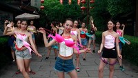 Aksi ini dilakukan untuk mempromosikan pakaian dalam tradisional Tiongkok yang berbentuk bra gantung dan menutupi area dada hingga pusar. Sebabnya, penggunaan bra gantung tradisional dinilai lebih sehat daripada bra modern yang kadang terlalu ketat. (Foto: ChinaFotoPress)