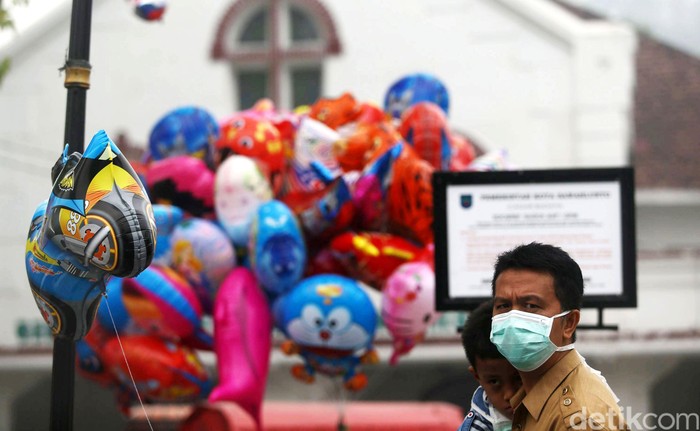 Warga Padang, Sumatera Barat, beraktifitas di  tengah kepulan kabut asap, Kamis (08/10/2015). Masih diselimutinya kawasan sekitaran padang membuat sejumlah warga harus mengenakan masker saat beraktivitas. Grandyos Zafna/detikcom.