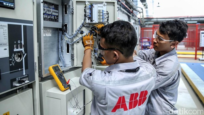 ABB, kelompok perusahaan teknologi ketenagalistrikan dan otomatisasi terkemuka di dunia, kembali membuka pabrik terbarunya di Tangerang, Indonesia. Pabrik ini akan memproduksi airinsulated switchgear (AIS) tegangan menengah yang merupakan bagian dari rencana investasi ABB di Indonesia sebesar $20 juta yang termasuk didalamnya pembangunan pabrik produk listrik tegangan rendah di Cibitung - Jawa Barat yang telah diresmikan ABB tahun lalu. Istimewa/Dok. ABB for detikcom