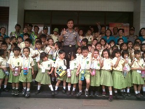 Saat Anak TK Bertanya ke Polisi Kalau Nakal Ditangkap Nggak Pak?