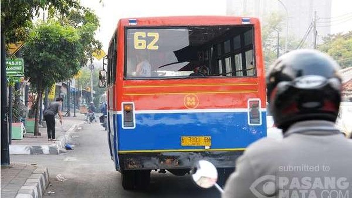 Duh, Metro Mini yang Kacanya Pecah kok Masih Beroperasi?