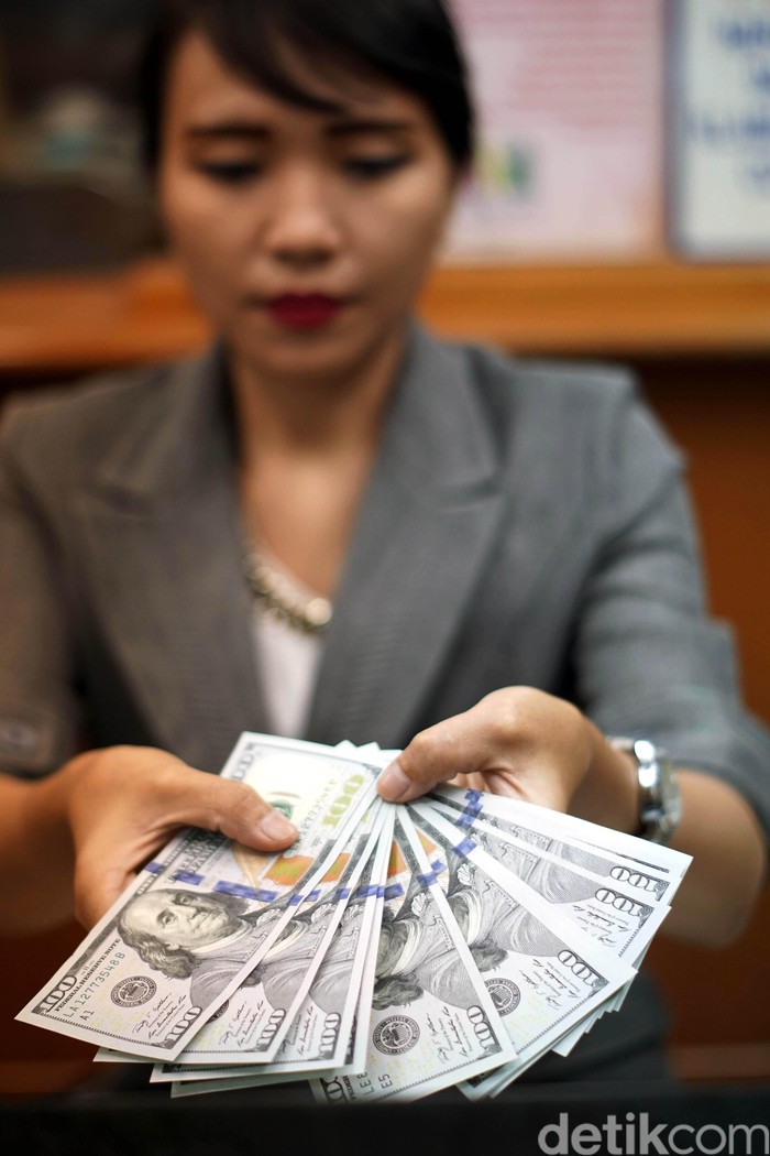 Dolar AS Dekati Rp 13.100