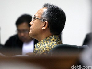 Ditanya Hakim Soal Anak, Ketua PTUN Medan Tertunduk dan Menangis