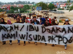 Toga Wisuda Diganti Peci, Mahasiswa di Batam Protes dan Bakar Jas Almamater