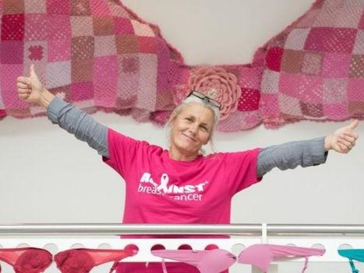 Foto-foto Pameran Bra untuk Galang Dana Penelitian Kanker Payudara