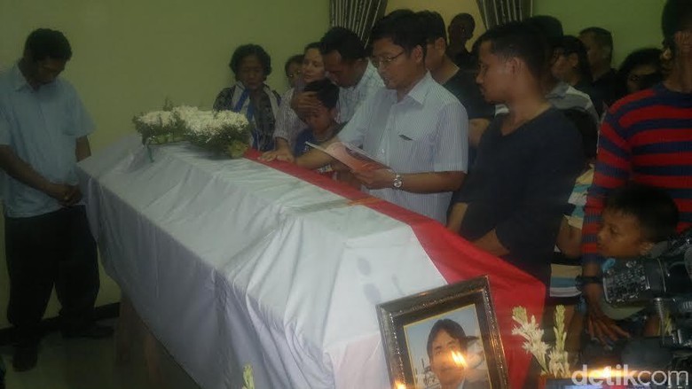 Isak Tangis Keluarga Sambut Kedatangan Jenazah Teknisi Aviastar Isak Tangis Keluarga Sambut Kedatangan Jenazah Teknisi Aviastar