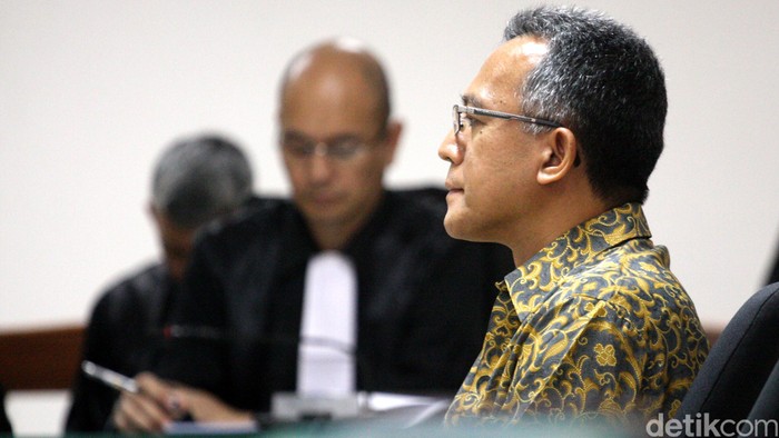 Usai Konsultasi, OC Kaligis Beri Duit Ribuan Dollar ke Hakim Tripeni