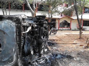 Ini 2 Mobil Mahasiwa yang Dibakar dalam Tawuran di Universitas Pancasila
