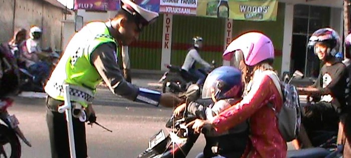 Polantas ini Dipuji Netizen karena Beri Cokelat ke Anak yang Berhelm