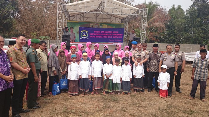 Polisi Tangerang Gelar Sunatan Massal dan Bagi-bagi Sembako ke Warga