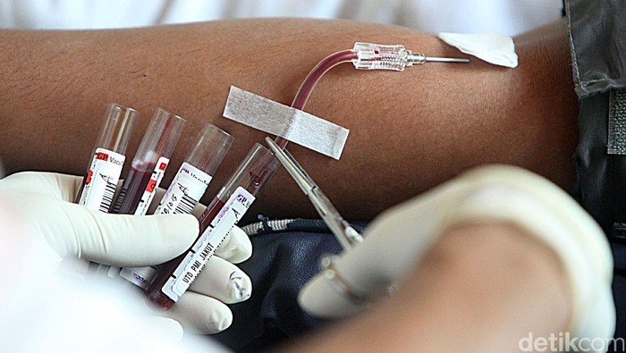 KONI Pusat bekerjasama dengan PMI Jakarta Utara, menggelar kegiatan sosial donor darah, yang berlangsung di Kantor KONI Pusat, Senayan, Jakarta, Jumat (09/10/2015). Kegiatan donor ini merupakan rangkaian sosialisasi HUT KONI Pusat ke-77. Ketua KONI Pusat, Tono Suratman ikut menyumbangkan donor darahnya, yang digelar di Kantor KONI Pusat, Senayan, Jakarta. Rengga Sancaya/detikcom.