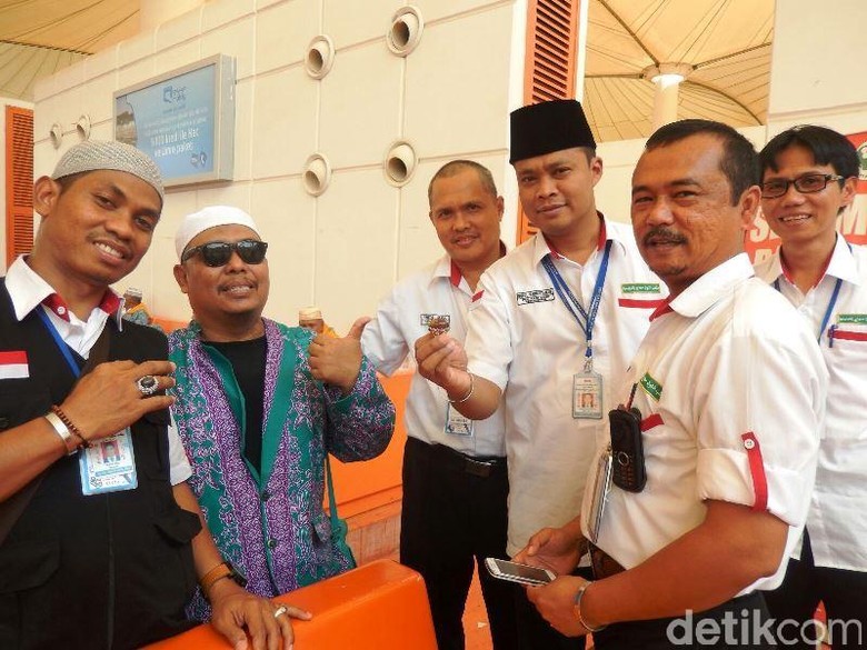 Jemaah Halmahera Jual Cincin Akik Bacan 500 Riyal di Jeddah Jemaah Halmahera Jual Cincin Akik Bacan 500 Riyal di Jeddah