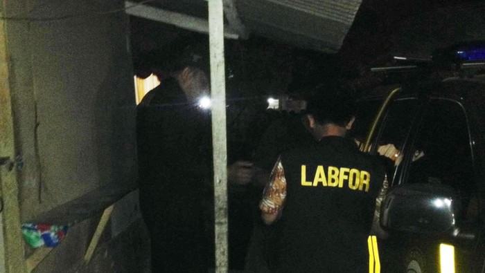 Puslabfor Tampak Ambil Serpihan Sampel yang Terbakar dari Bedeng Agus