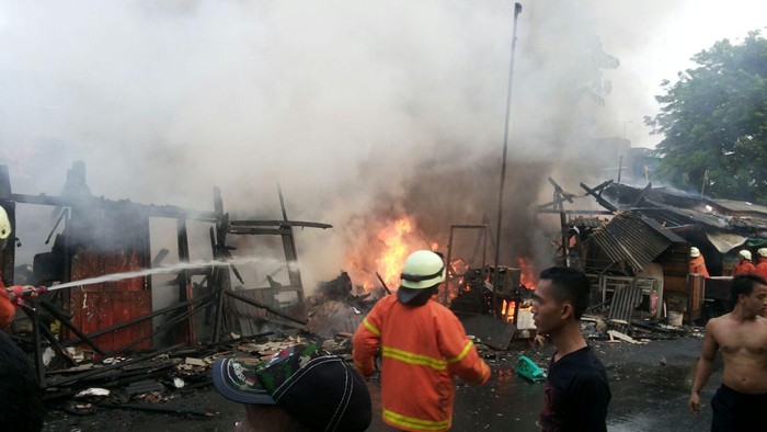11 Kios di Senen Hangus Terbakar