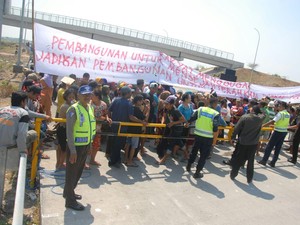 Ratusan Warga Tuntut Perbaikan Overpass di Tol Kertosono-Mojokerto