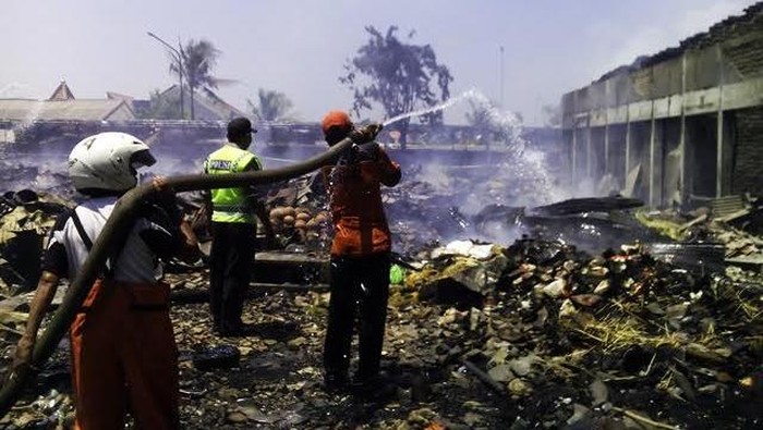 Lebih 7 Jam, Api yang Membakar Pasar Kolpajung Belum Padam