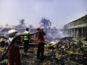 Lebih 7 Jam, Api yang Membakar Pasar Kolpajung Belum Padam