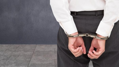 ilustrasi pria diborgol