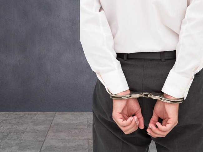 ilustrasi pria diborgol