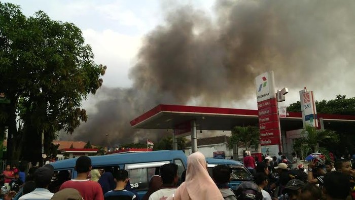 Pabrik Pengolahan Kayu di Gunung Putri Bogor Terbakar