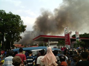 Belum Padam, Api Menjalar ke Kantor Pabrik Pengolahan Kayu di Gunung Putri