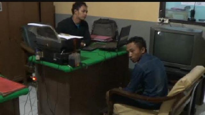 Pemuda Ini Tertidur di Kolong Tempat Tidur Korbannya Saat akan Mencuri