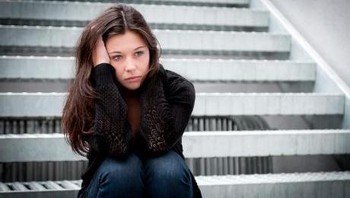 Terhindar dari penyakit stres dan depresi, Banyak pengguna merasa iri dan cemburu dengan postingan orang lain misal postingan jalan-jalan atau makan di tempat mewah, sehingga membuatnya membandingkan kehidupan pribadinya dengan orang lain. Hal inilah yang kadang memicu stres dan depresi. (Foto: thinkstock)