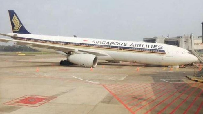 Gir Roda Patah, Pesawat Singapore Airlines Terjerembab di Bandara Changi