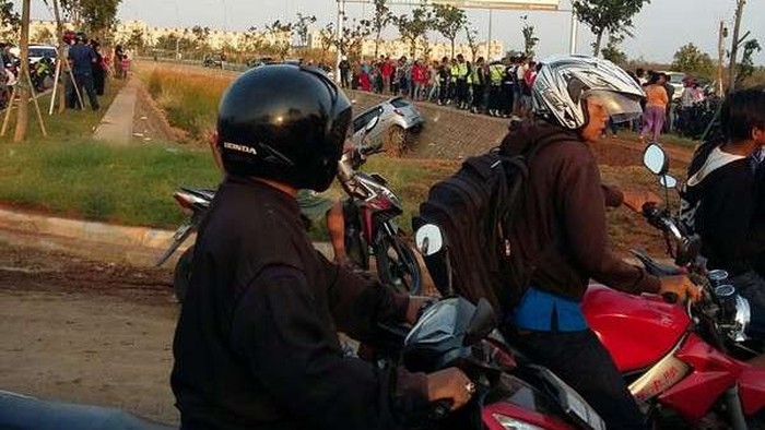 Mobil Tercebur ke Kali di Bekasi, Pengendaranya Diduga Baru Belajar Nyetir