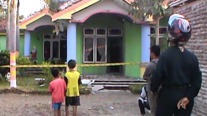 Blarr... Bondet Meledak di Rumah Bekas Kades di Probolinggo