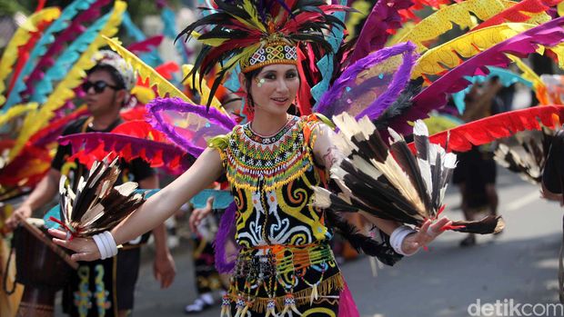 Peserta beraksi dalam Karnaval Budaya Dayak di Jalan Jenderal Sudirman, Jakarta, Minggu (28/4). Kegiatan tersebut merupakan rangkaian dari Pekan Budaya Dayak 2013 yang berlangsung 27-30 April 2013 di Istora Senayan. Agung Pambudhy/Detikcom. File/detikFoto.
