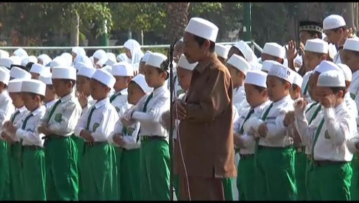 Ratusan Siswa Salat Istisqo di Alun-Alun Lamongan