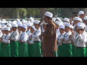 Ratusan Siswa Salat Istisqo di Alun-Alun Lamongan