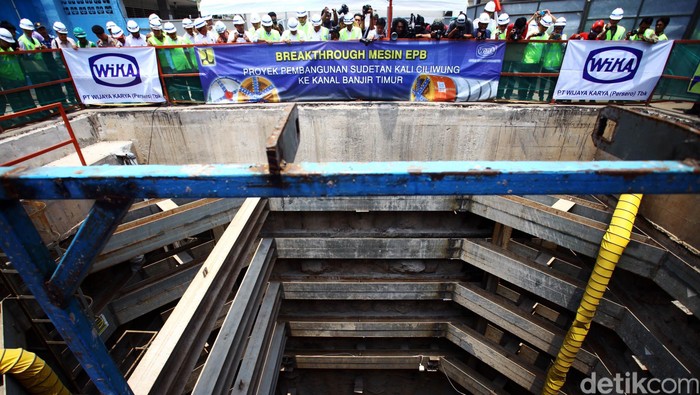 Menteri Pekerjaan Umum dan Perumahan Rakyat (PUPR) Basuki Hadimuljono melihat proyek pembangunan sodetan yang menghubungkan kawasan Kali Ciliwung menuju Kanal Banjir Timur, Senin (12/10/2015). Proyek tersebut sudah mencapai 54,37 persen dengan total panjang 564 meter dari total pengerjaan sepanjang 1,27 km panjang sodetan yang telah direncanakan. Proyek tersebut dimulai sejak 19 Desember 2013 lalu. Rachman Haryanto/detikcom