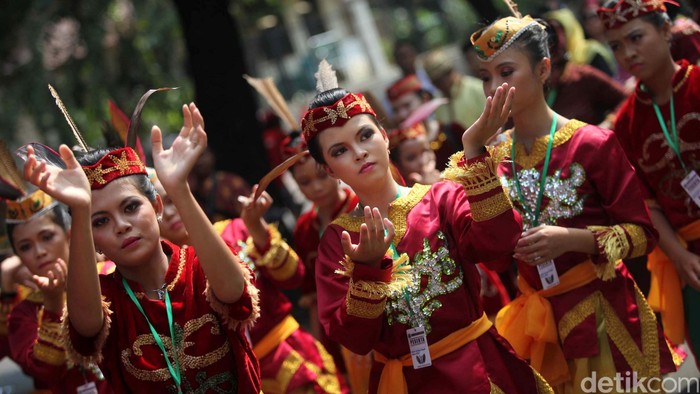 Peserta beraksi dalam Karnaval Budaya Dayak di Jalan Jenderal Sudirman, Jakarta, Minggu (28/4). Kegiatan tersebut merupakan rangkaian dari Pekan Budaya Dayak 2013 yang berlangsung 27-30 April 2013 di Istora Senayan. Agung Pambudhy/Detikcom. File/detikFoto.