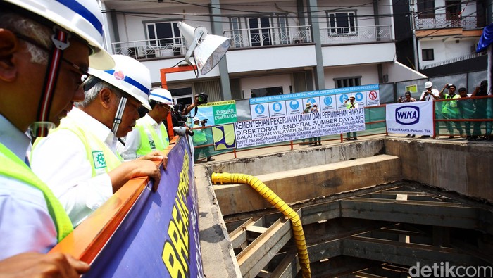 Menteri Pekerjaan Umum dan Perumahan Rakyat (PUPR) Basuki Hadimuljono melihat proyek pembangunan sodetan yang menghubungkan kawasan Kali Ciliwung menuju Kanal Banjir Timur, Senin (12/10/2015). Proyek tersebut sudah mencapai 54,37 persen dengan total panjang 564 meter dari total pengerjaan sepanjang 1,27 km panjang sodetan yang telah direncanakan. Proyek tersebut dimulai sejak 19 Desember 2013 lalu. Rachman Haryanto/detikcom