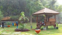 Taman Tabebuya berada di Dinas Pertamanan Jakarta Selatan. Untuk ketertiban taman ada 8 satpam dan 11 petugas kebersihan di sini. Ada ruang parkir terbatas untuk belasan motor dan sedikit mobil (Fitraya/detikcom)