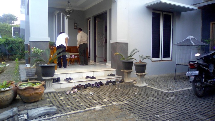 5 Rekan Sambangi Rumah Kapten Teguh di Pondok Cabe