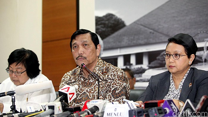 Luhut: Perusahaan Perkebunan/HTI Musti Siapkan Helikopter Saat Musim Kering