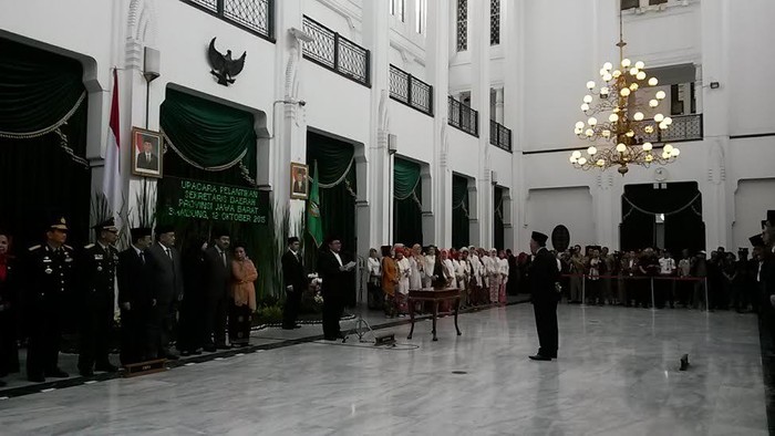 Aher Melantik Iwa Karniwa Sebagai Sekda Definitif