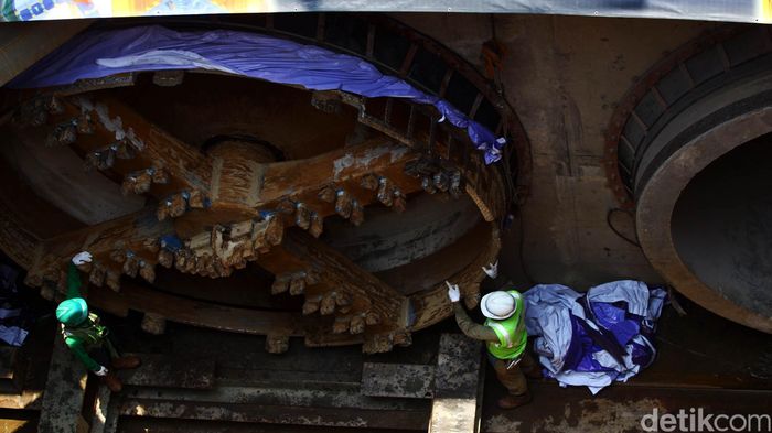 Mengintip Proyek Sodetan Kali Ciliwung ke KBT Melihat proyek pembangunan sodetan yang menghubungkan kawasan Kali Ciliwung menuju Kanal Banjir Timur, Senin (12/10/2015). Proyek tersebut sudah mencapai 54,37 persen dengan total panjang 564 meter dari total pengerjaan sepanjang 1,27 km panjang sodetan yang telah direncanakan. Proyek tersebut dimulai sejak 19 Desember 2013 lalu. Rachman Haryanto/detikcom.