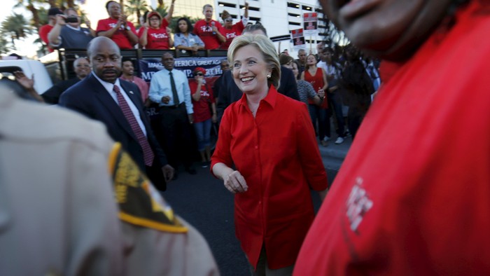 Hillary Clinton Sindir Donald Trump di Luar Hotelnya di Las Vegas